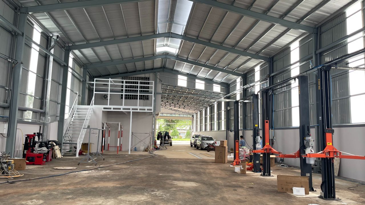 Xưởng gara đang lắp đặt hai bộ cầu nâng 2 trụ