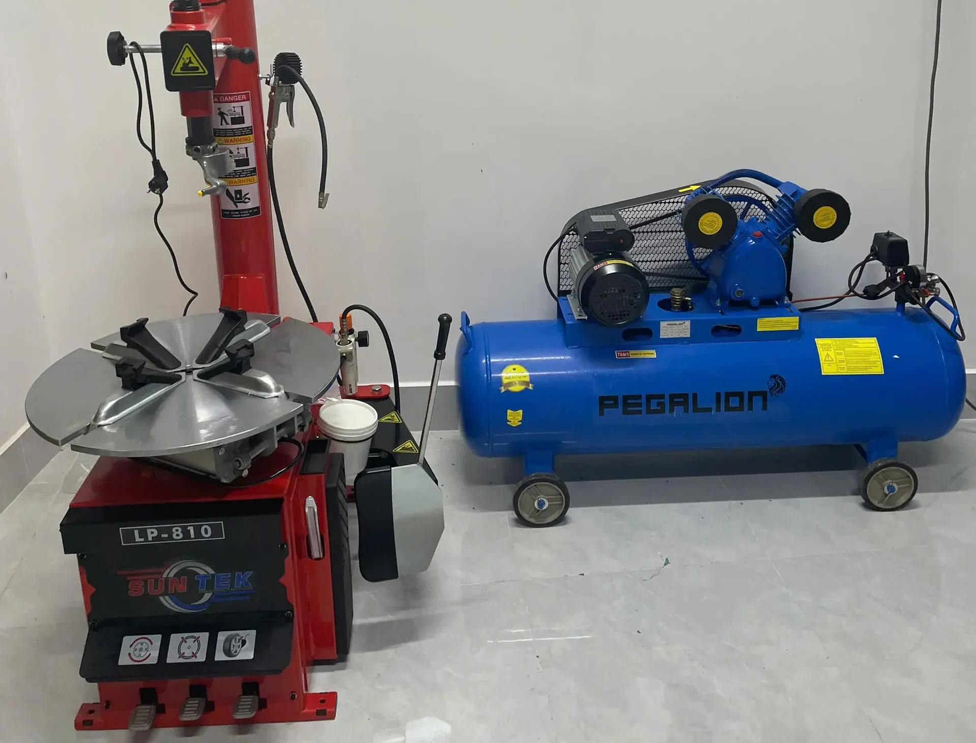 Bàn giao combo máy tháo lốp và máy nén khí pegalion