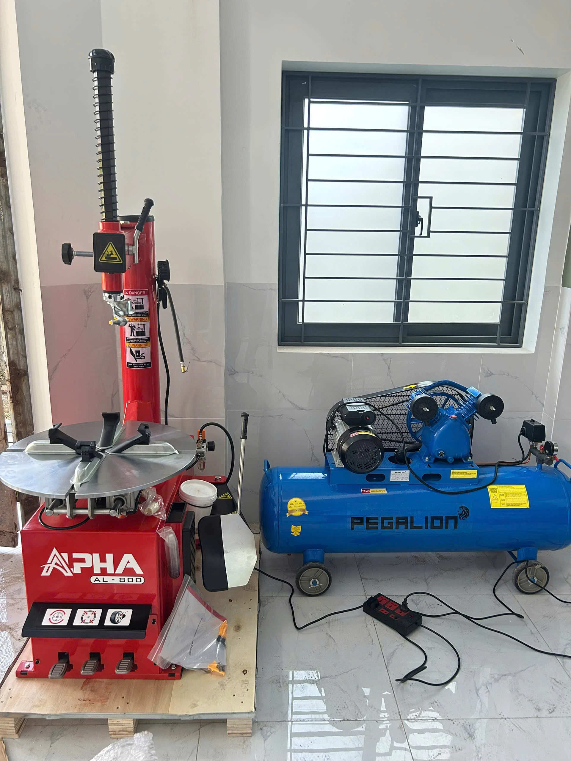 Giới Thiệu 7 Combo máy nén khí và máy ra vào lốp bàn giao cho khách