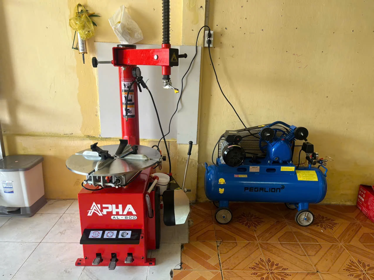 Combo máy làm lốp Alpha và máy nén khí Pegalion