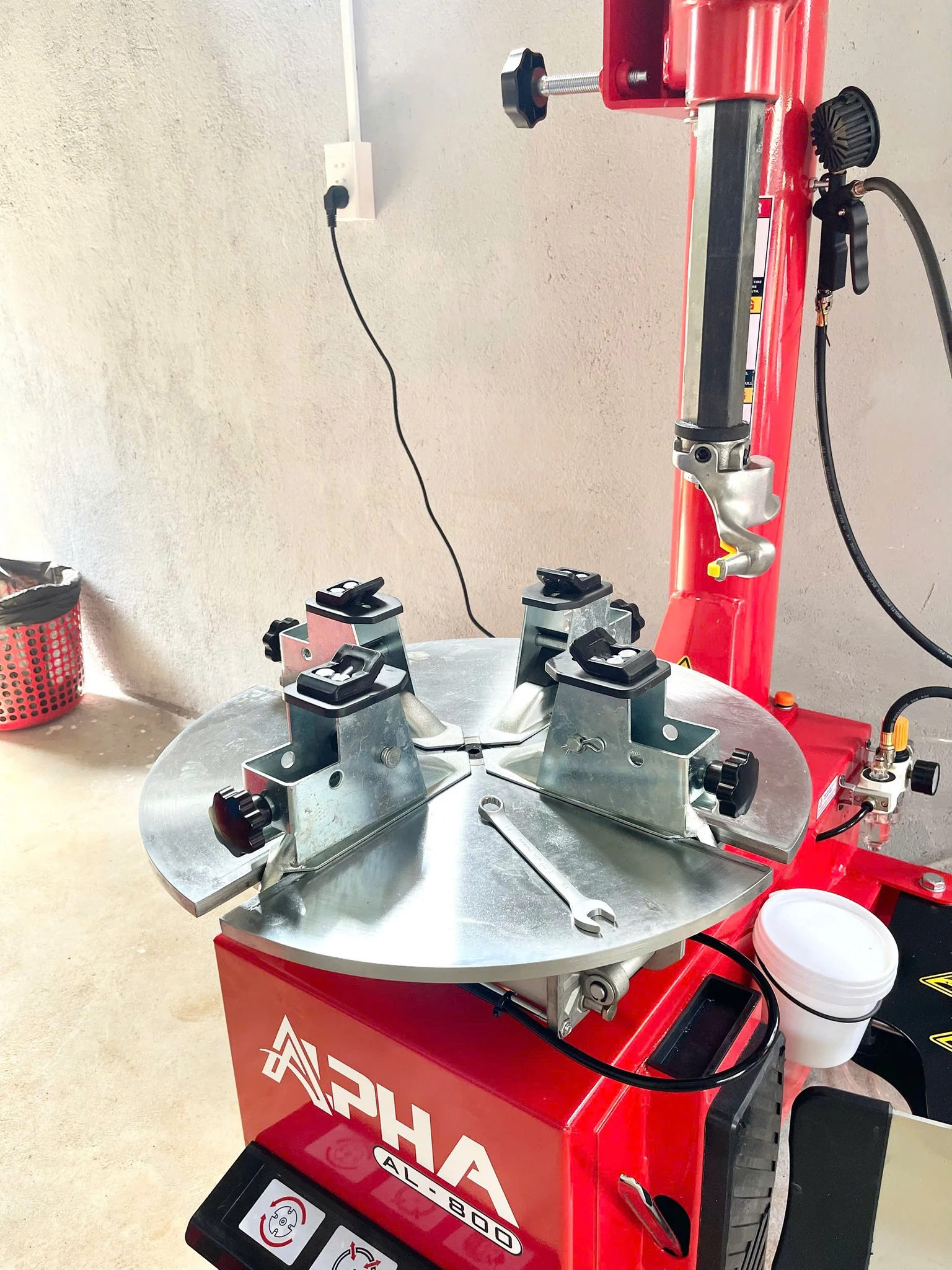 Cận cảnh mâm xoay và chấu kẹp máy Alpha AL-800