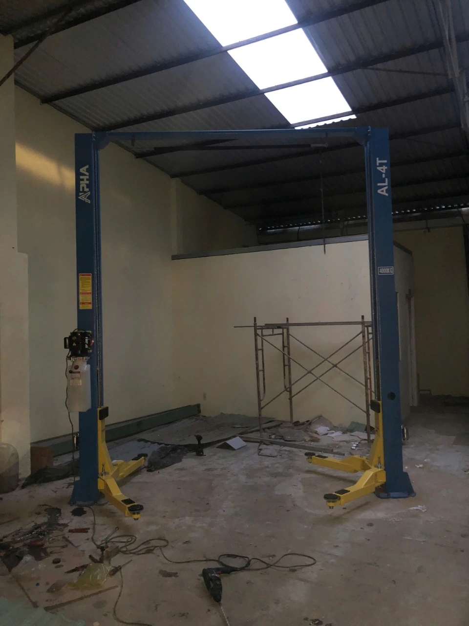 Cầu nâng ALPHA AL-4T được lắp đặt tại vị trí mặt tiền của gara