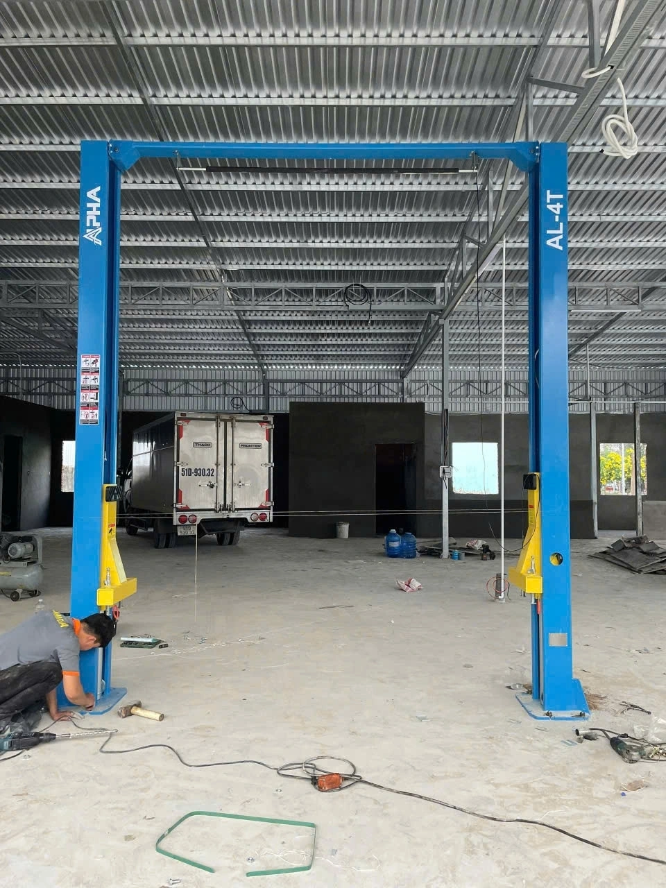 Cầu nâng ALPHA AL-4T hoàn thiện trong một gara mới