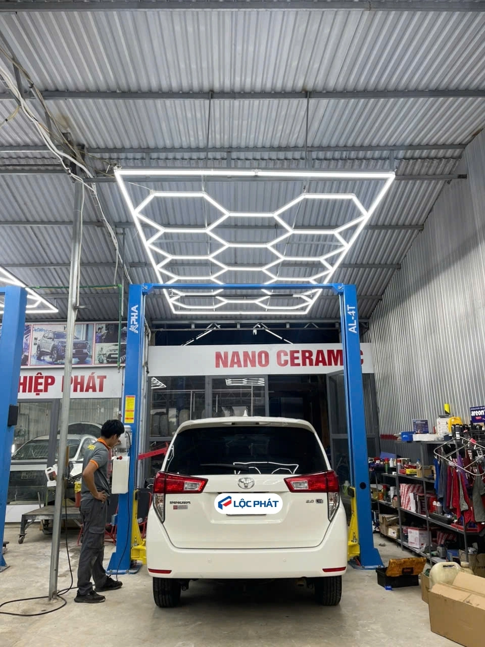 Cầu nâng 2 trụ ALPHA AL-4T nâng xe Toyota Innova