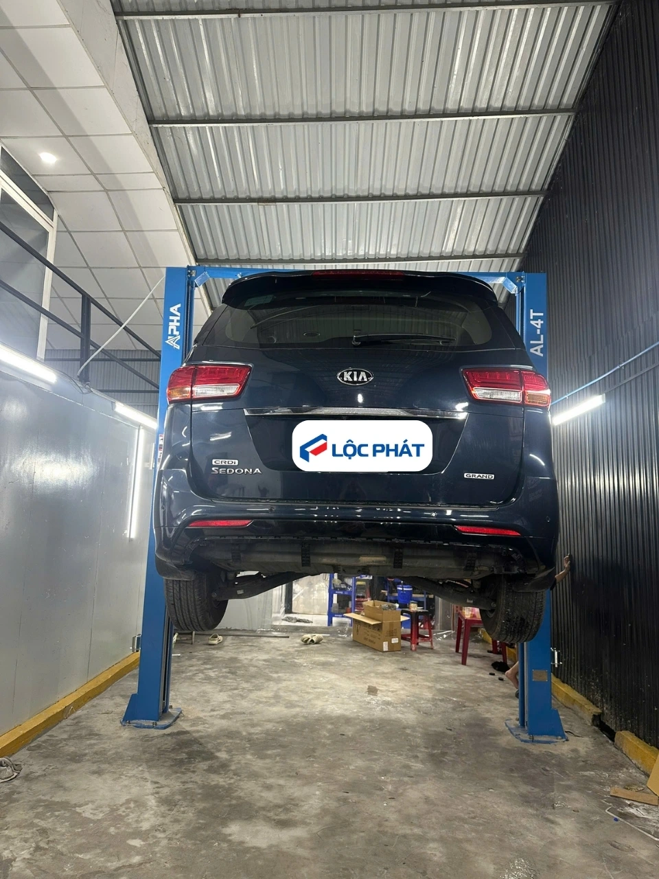 Cầu nâng 2 trụ ALPHA AL-4T nâng xe MPV cỡ lớn KIA Sedona