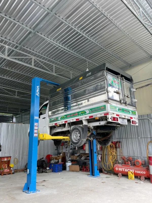 Cầu nâng ô tô 2 trụ cổng trên ALPHA AL-4T nâng xe tải thực tế trong gara