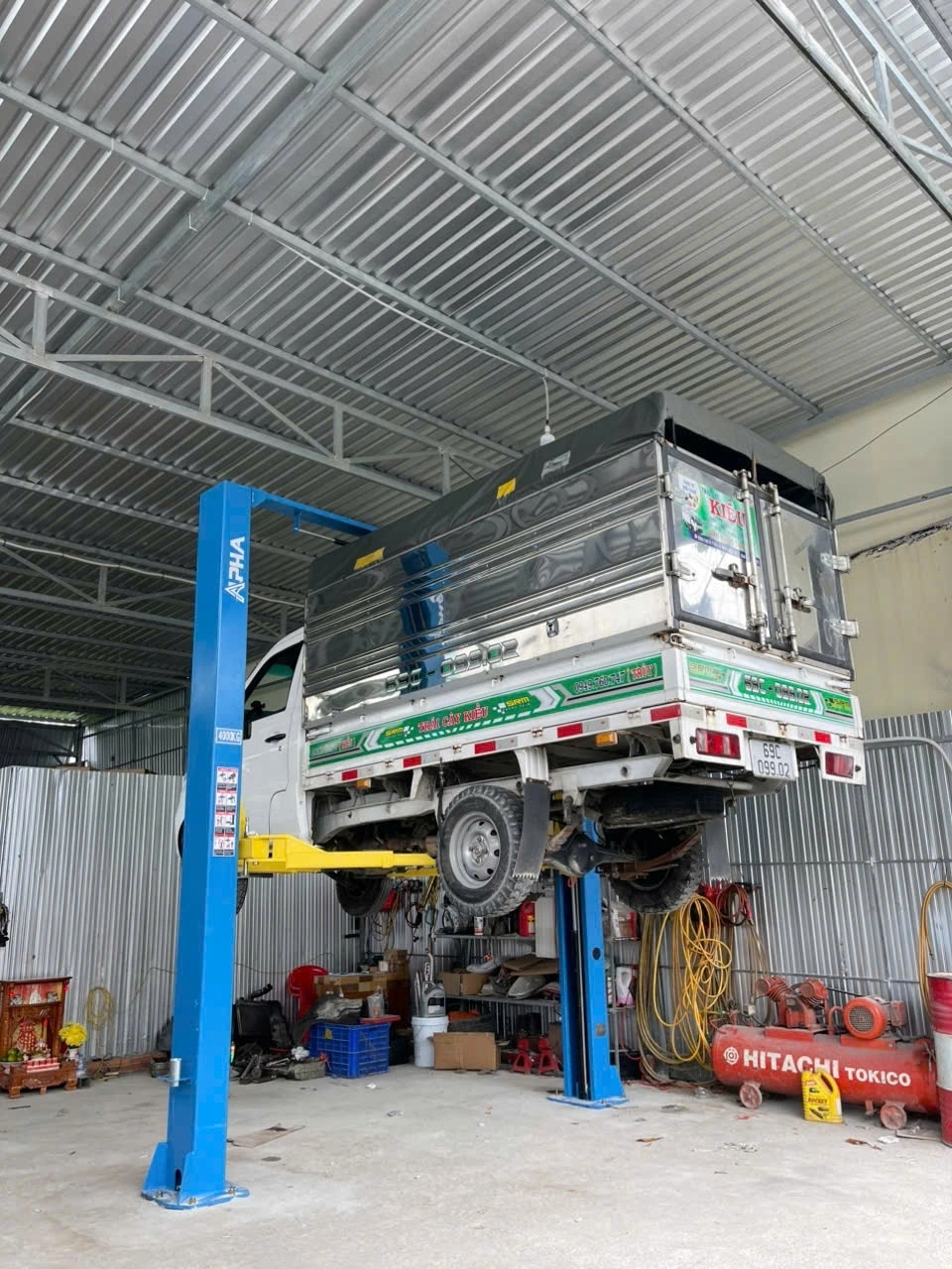 Cầu nâng 2 trụ ALPHA AL-4T đang nâng một chiếc xe tải nhẹ