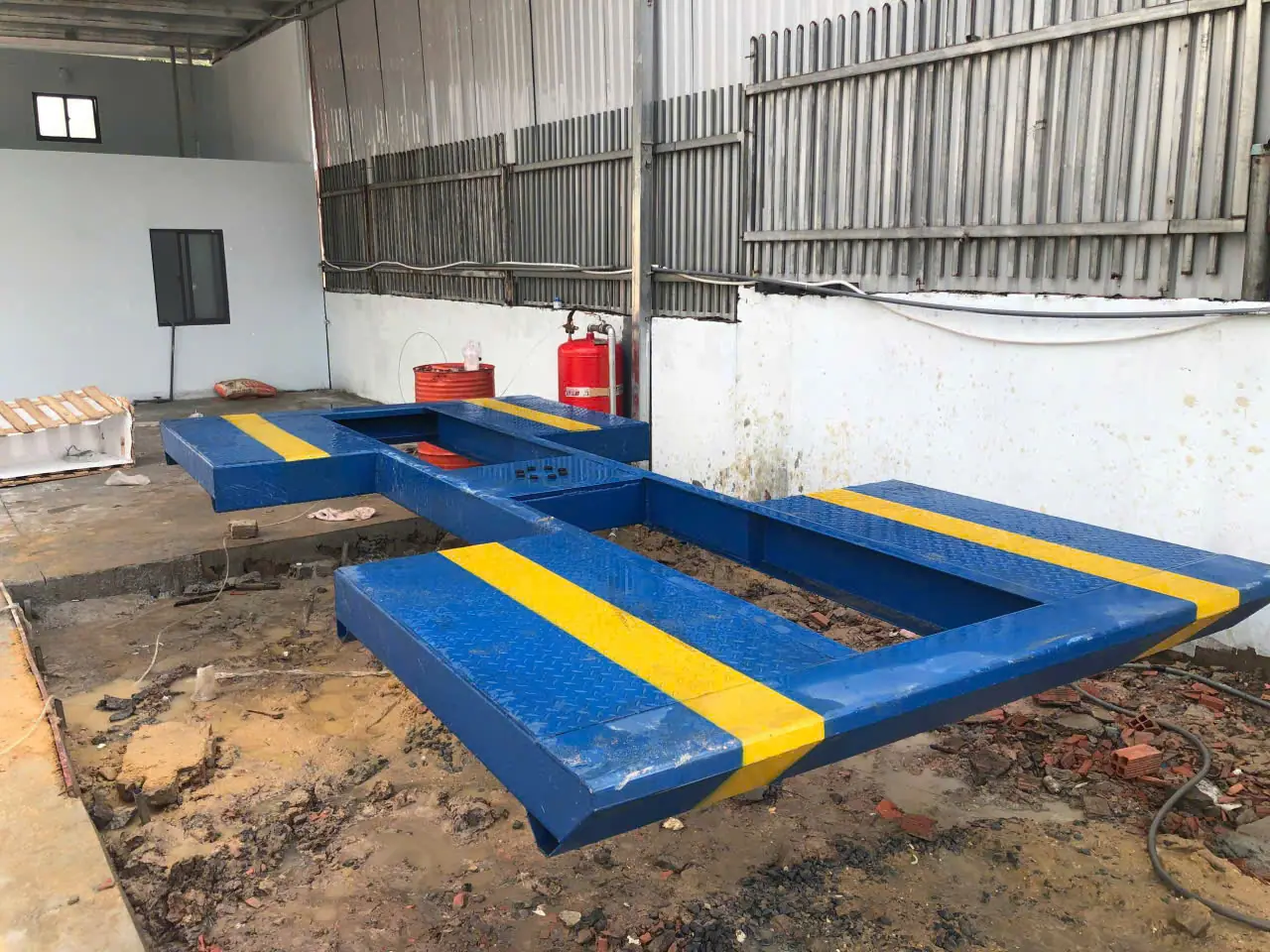 Cầu nâng rửa xe 1 trụ âm nền cánh bướm giúp tiết kiệm diện tích tiệm