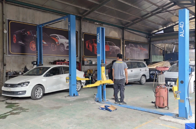 Cận cảnh hệ thống trụ và thanh giằng trên của cầu nâng ALPHA AL-4T