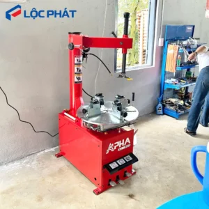 Hình ảnh thực tế lắp đặt máy ra vỏ Alpha AL-800 tại cửa hàng sửa chữa xe máy.