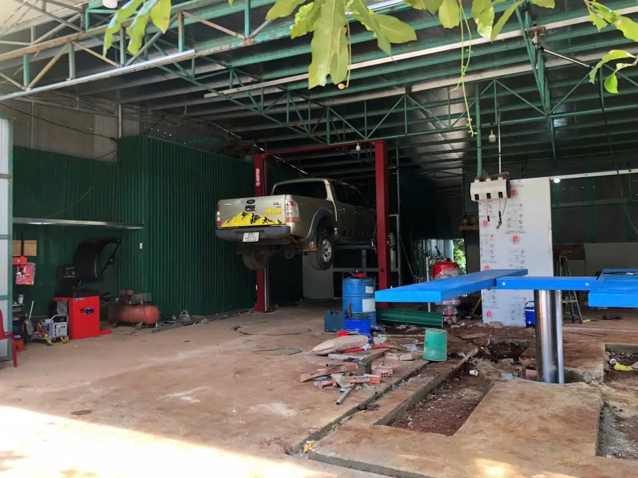 Cầu nâng 1 trụ rửa xe ô tô sẵn sàng bàn giao