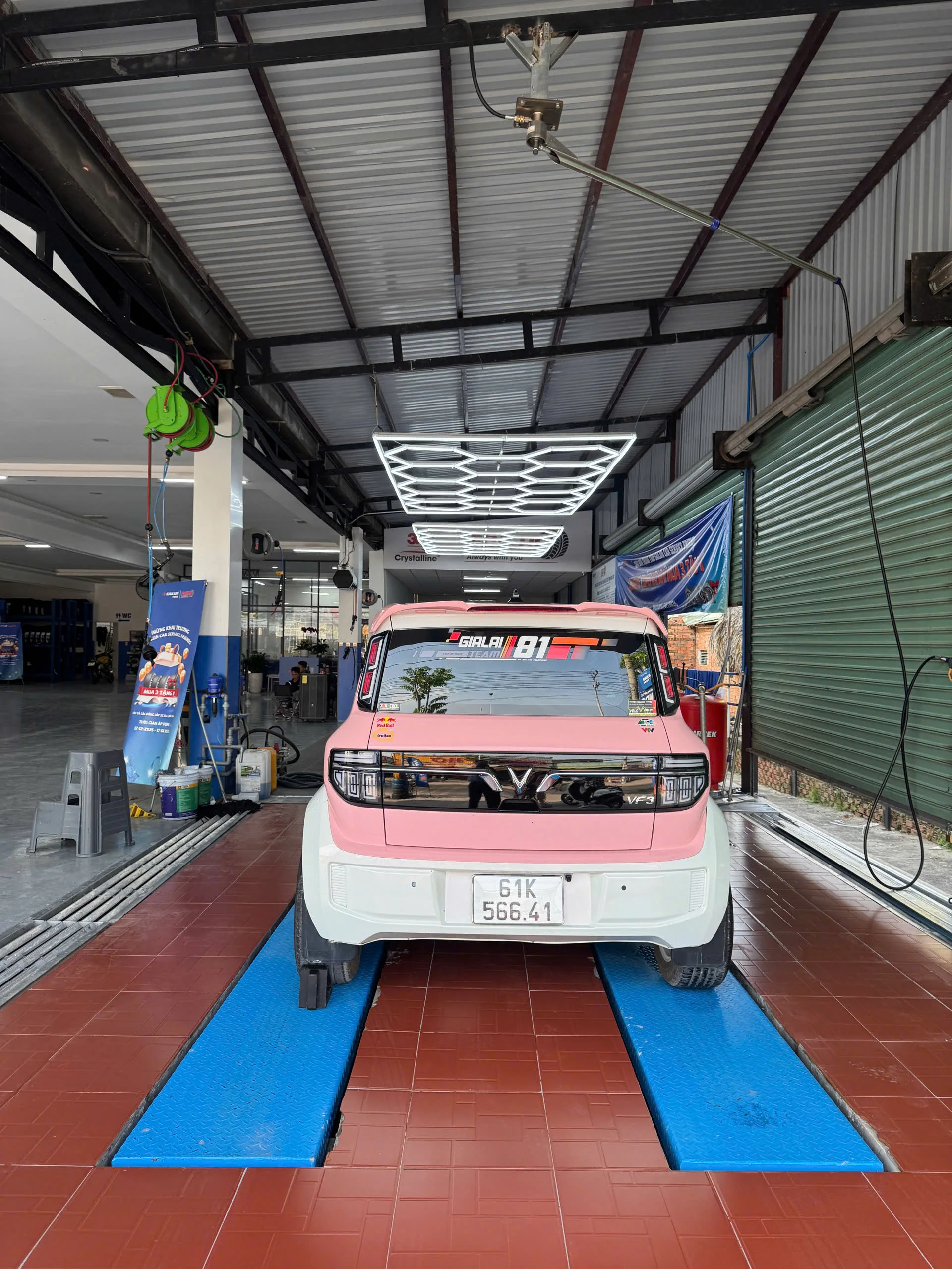 Xưởng sửa chữa hoàn thiện với cầu nâng rửa xe 1 trụ