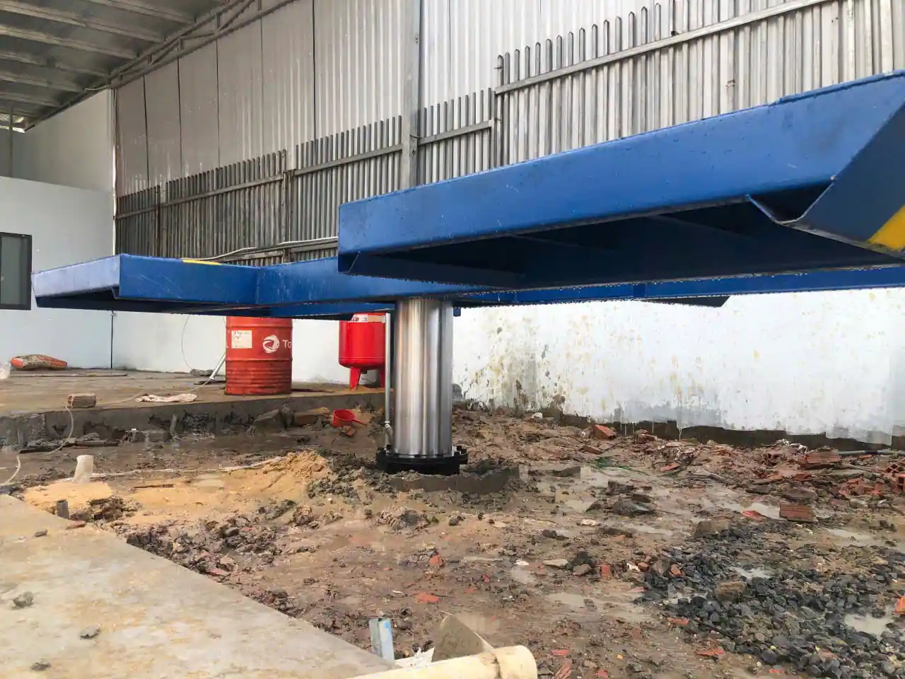 Kết cấu khung bàn nâng cầu nâng 1 trụ âm nền vững chắc chịu tải trọng lớn