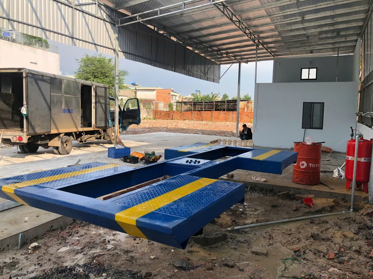 Thi công lắp đặt cầu nâng 1 trụ rửa xe ô tô chuyên nghiệp tại xưởng dịch vụ rộng