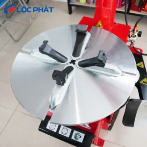 Cận cảnh mâm xoay và hệ thống 4 chấu kẹp định tâm của máy làm lốp Alpha AL-800.