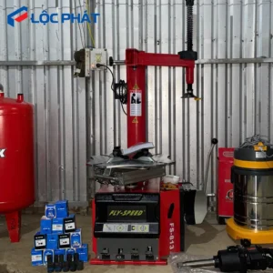 Máy tháo vỏ xe tay ga và du lịch Fly Speed FS-813 lắp đặt tại gara