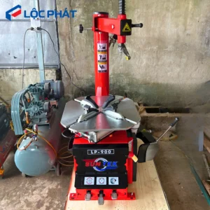 Máy tháo vỏ xe tay ga và du lịch SUNTEK LP-900 lắp đặt thực tế trong xưởng sửa xe