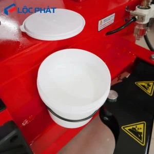 Hộp nhựa đựng mỡ bôi trơn hoặc xà bông tích hợp trên thân máy Alpha AL-800.