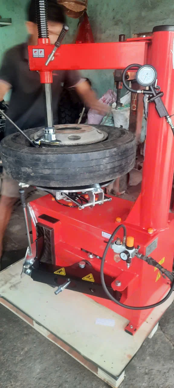 Kỹ thuật viên test máy ra vào lốp ô tô khi bàn giao