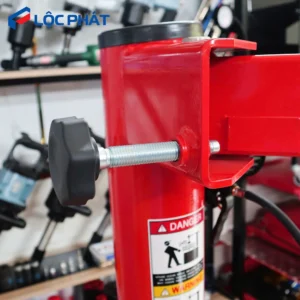 Cận cảnh trục đứng và núm khóa tay cầu chắc chắn trên máy tháo vỏ Alpha AL-800.