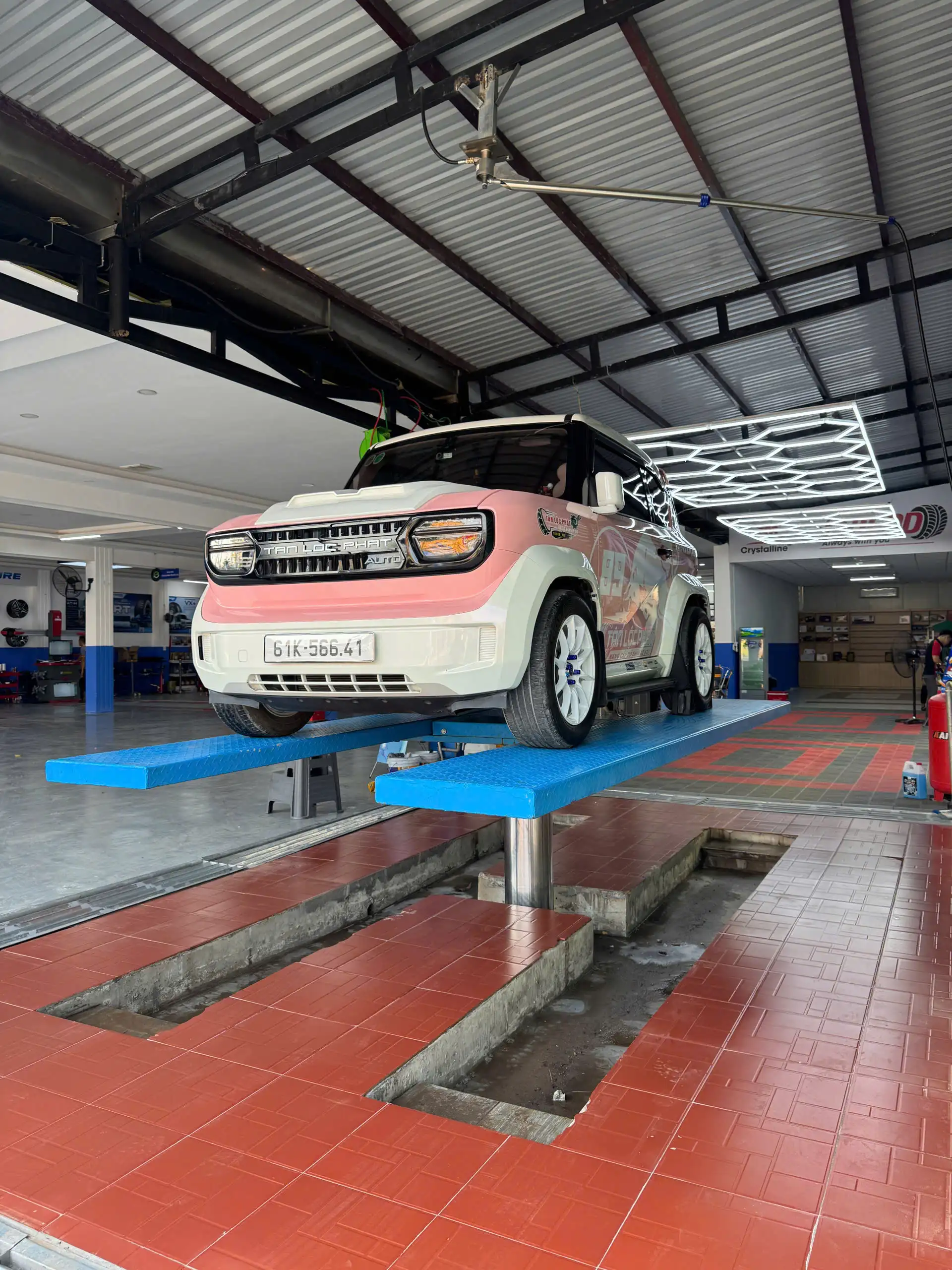 Vận hành cầu nâng 1 trụ với xe thực tế