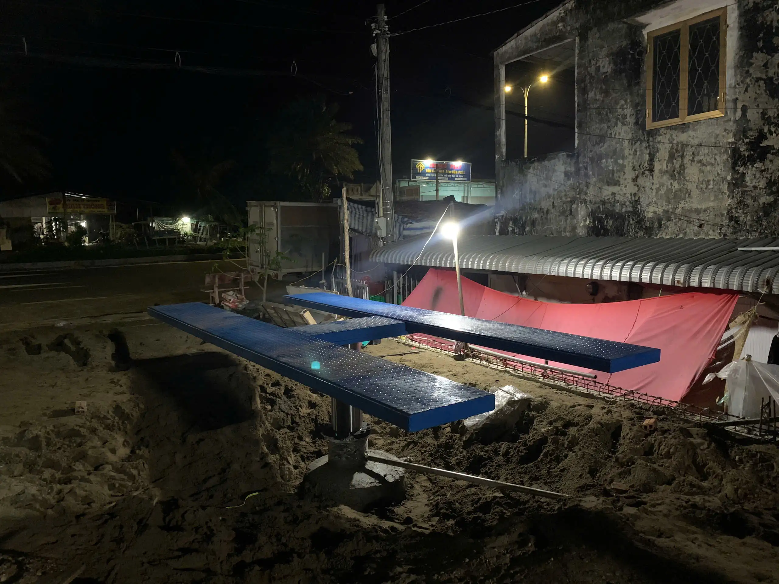 Test tải cầu nâng 1 trụ rửa xe ban đêm