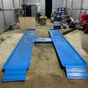 Cầu nâng ô tô 1 trụ dương nền cho rửa gầm và bảo dưỡng xe tại Bình Thuận