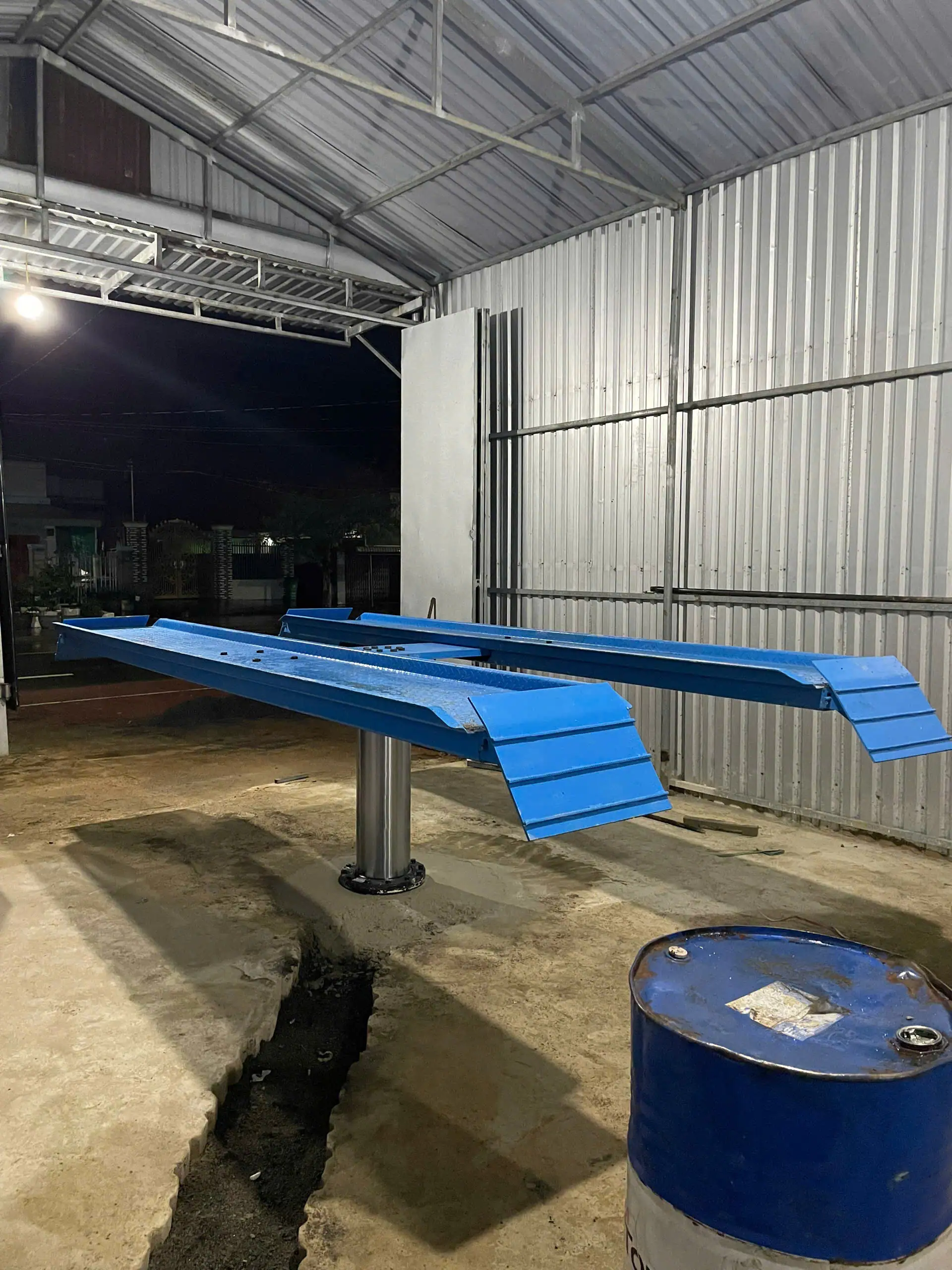 Chọn mua Cầu nâng 1 trụ Ấn Độ lắp nổi (dương nền)