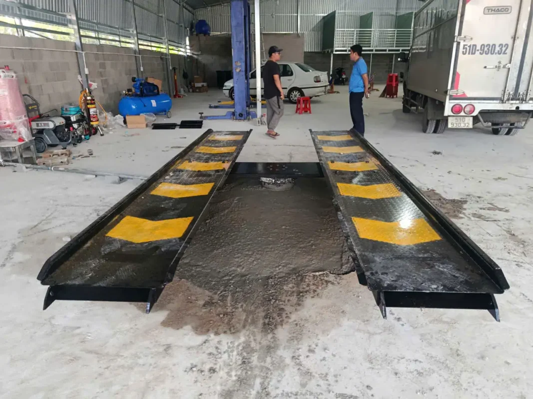 Thiết bị cầu nâng ô tô 1 trụ đặt nổi trên nền dùng trong garage rửa xe ô tô