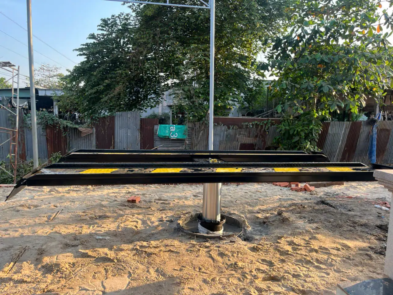 Cầu nâng 1 trụ Ấn Độ lắp nổi dương nền