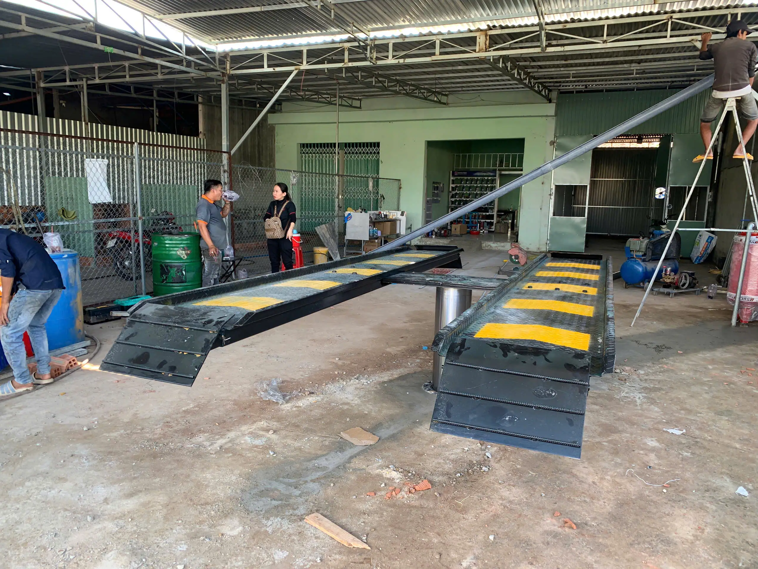 Giới Thiệu 6 Lắp đặt cầu nâng 1 trụ rửa xe ô tô thực tế cho khách hàng