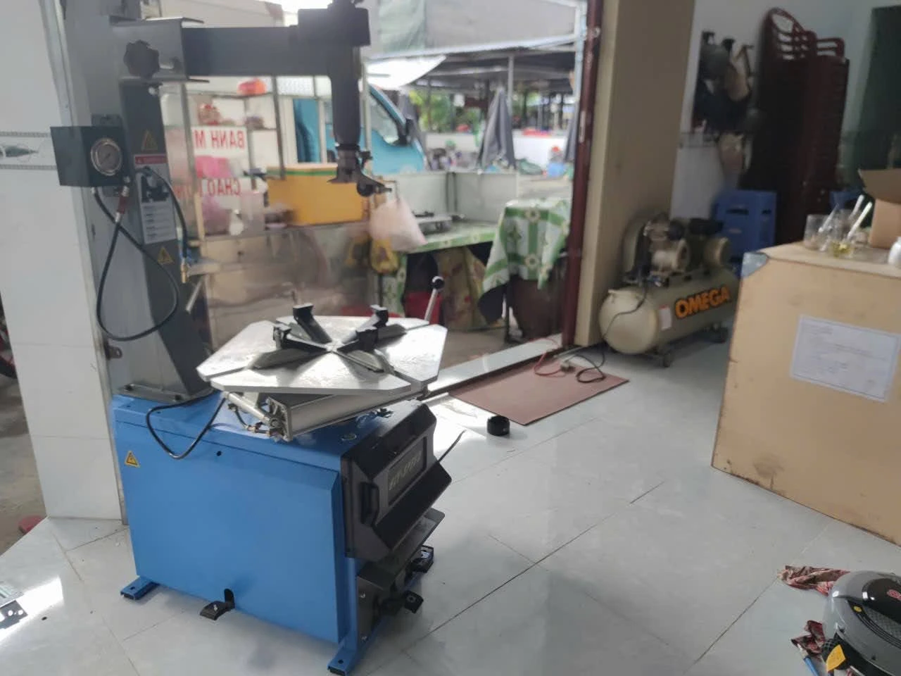 Bàn giao máy tháo lốp FLY-SPEED FS-812 tận nơi