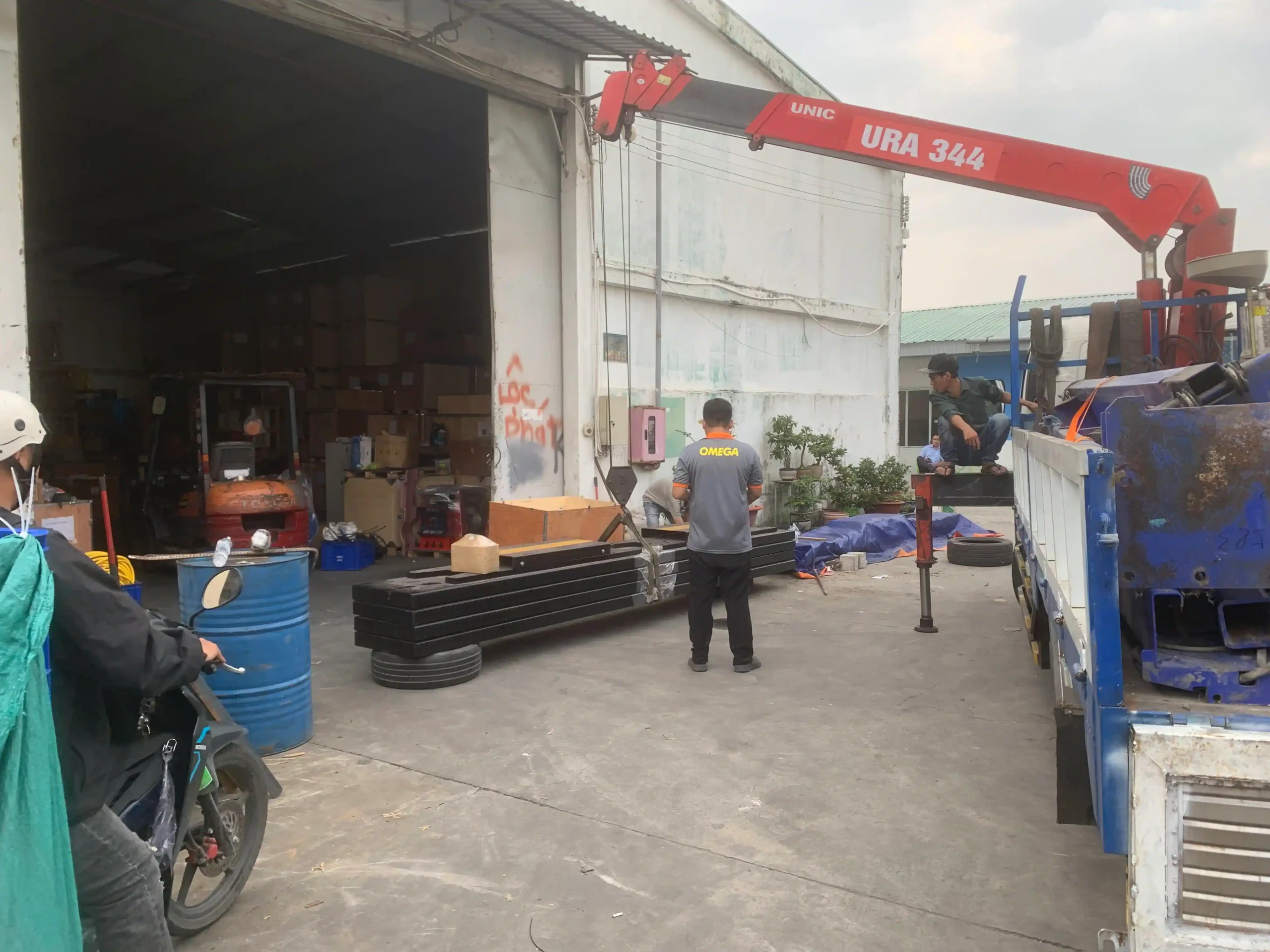 Hàng hóa cầu nâng 1 trụ luôn có sẵn số lượng lớn tại kho Lộc Phát