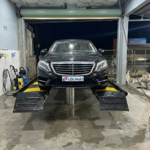 Cầu 1 trụ đang nân xe ô tô