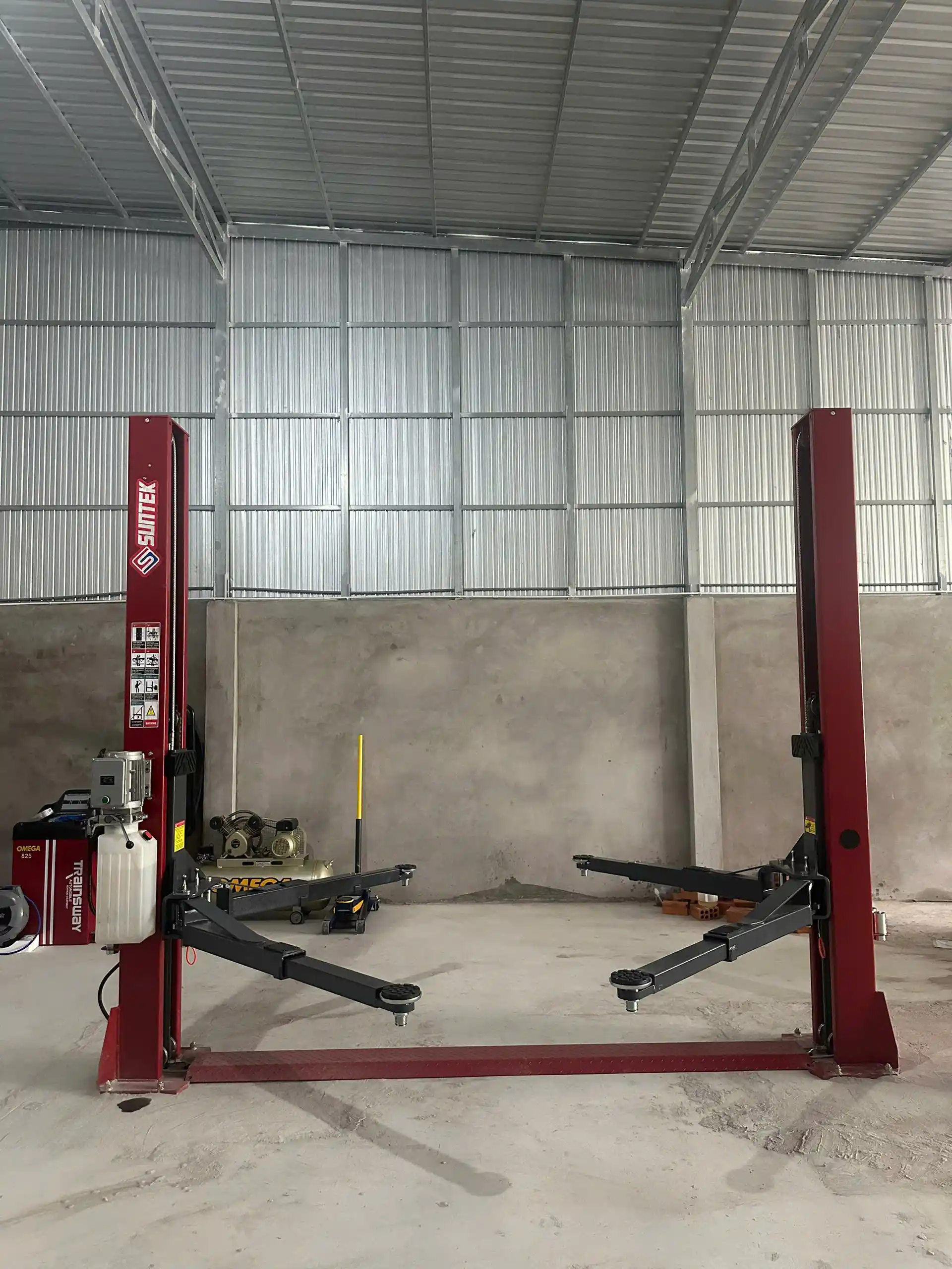 Tổng thể cầu nâng 2 trụ cổng dưới SUNTEK 4000D chính hãng màu xanh