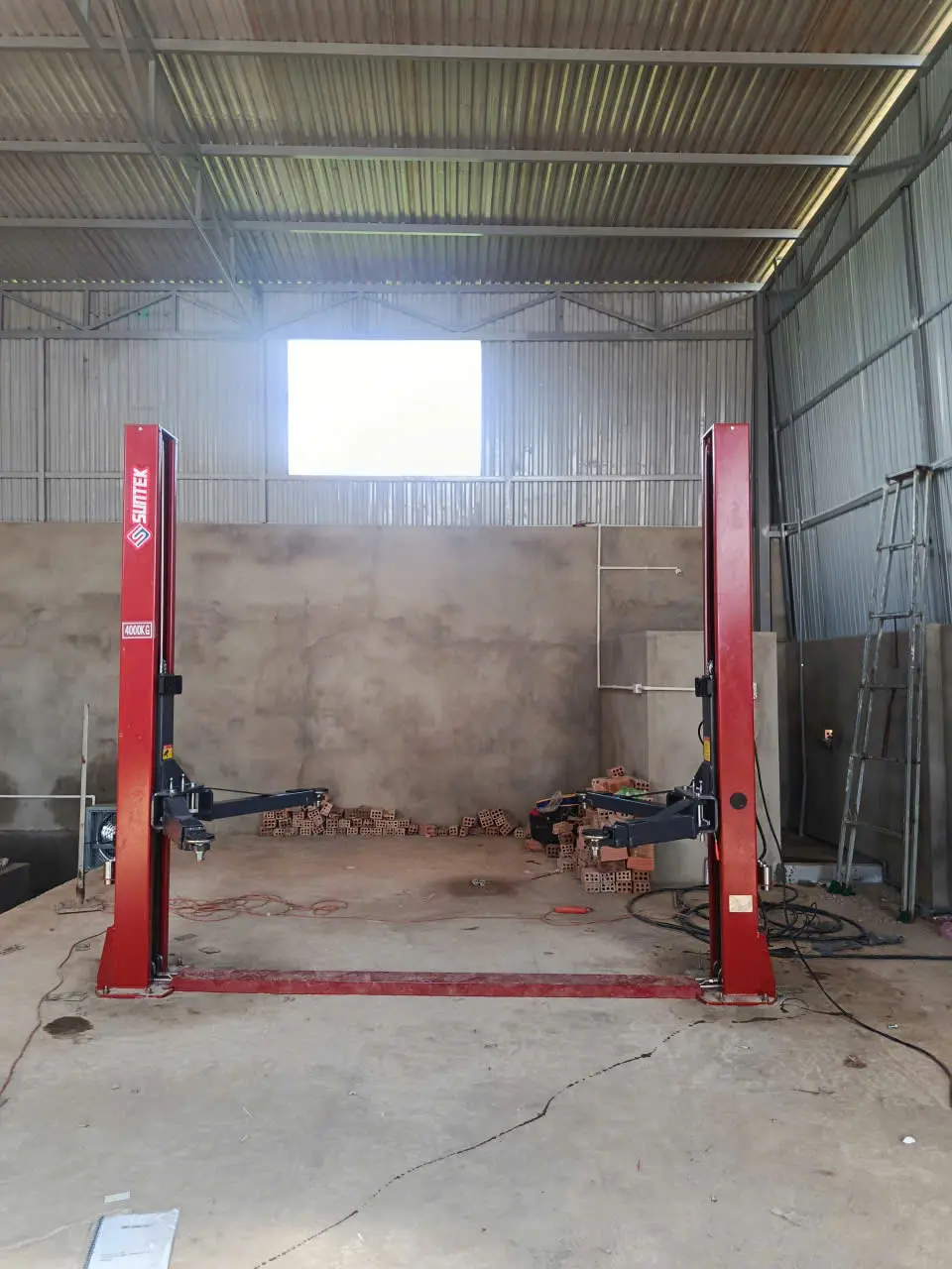 Lắp đặt thực tế cầu nâng 2 trụ SUNTEK 4000D tại nhà xưởng