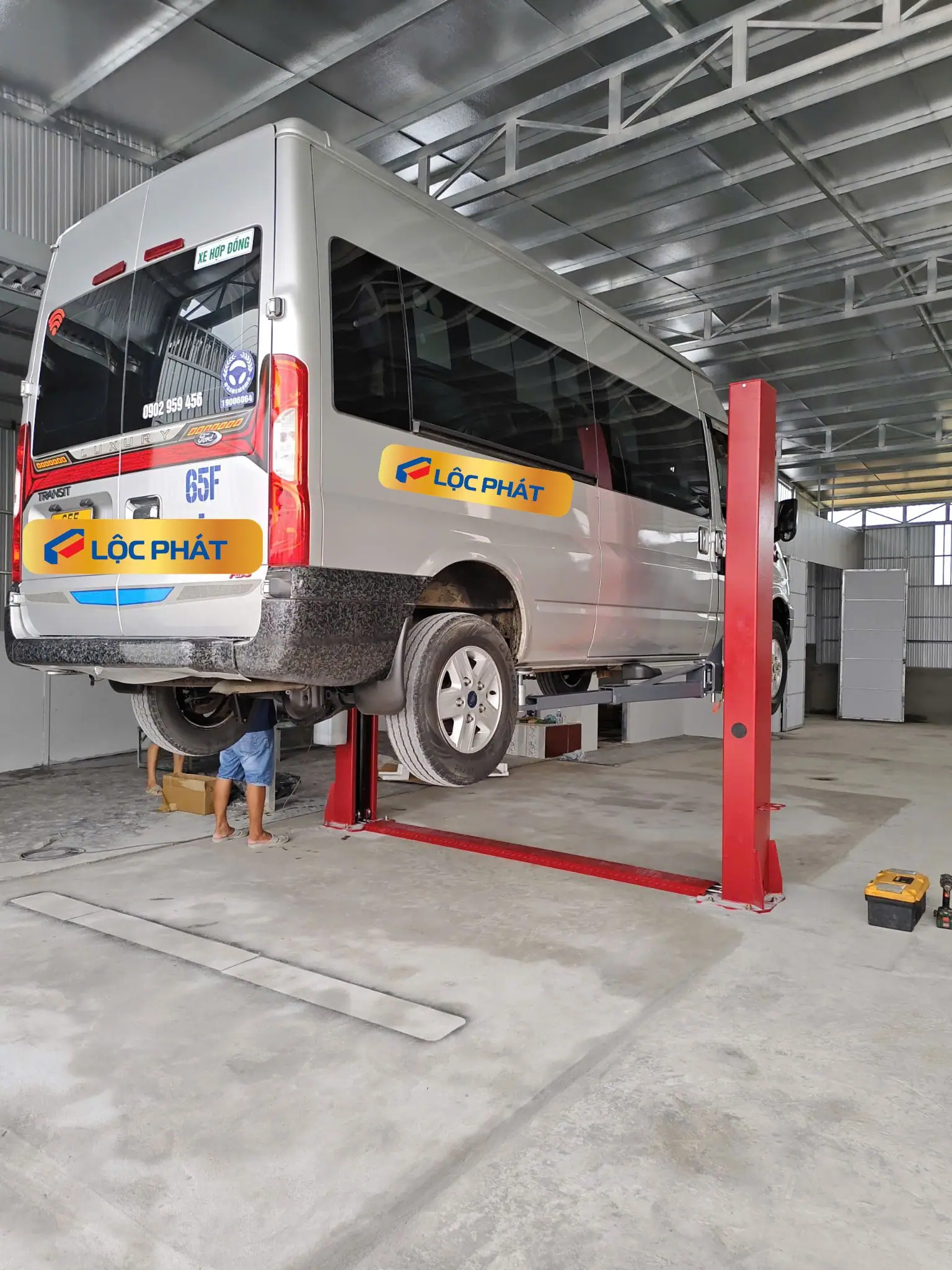 Hình ảnh thực tế cầu nâng SUNTEK 4000D nâng xe 16 chỗ Ford Transit