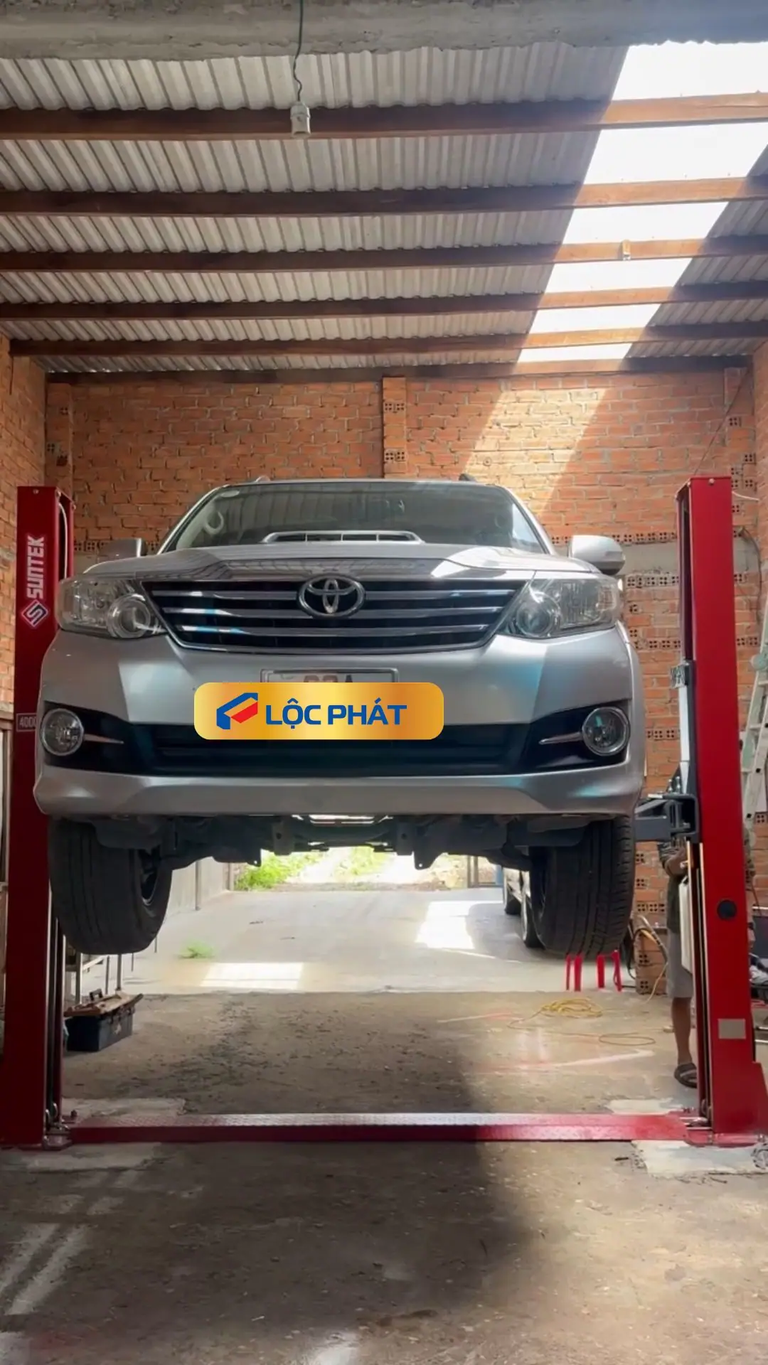 Test vận hành nâng xe SUV trước khi bàn giao