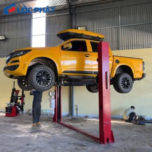 Cầu nâng ô tô 2 trụ cổng dưới SUNTEK 4000D đang nâng xe sửa chữa