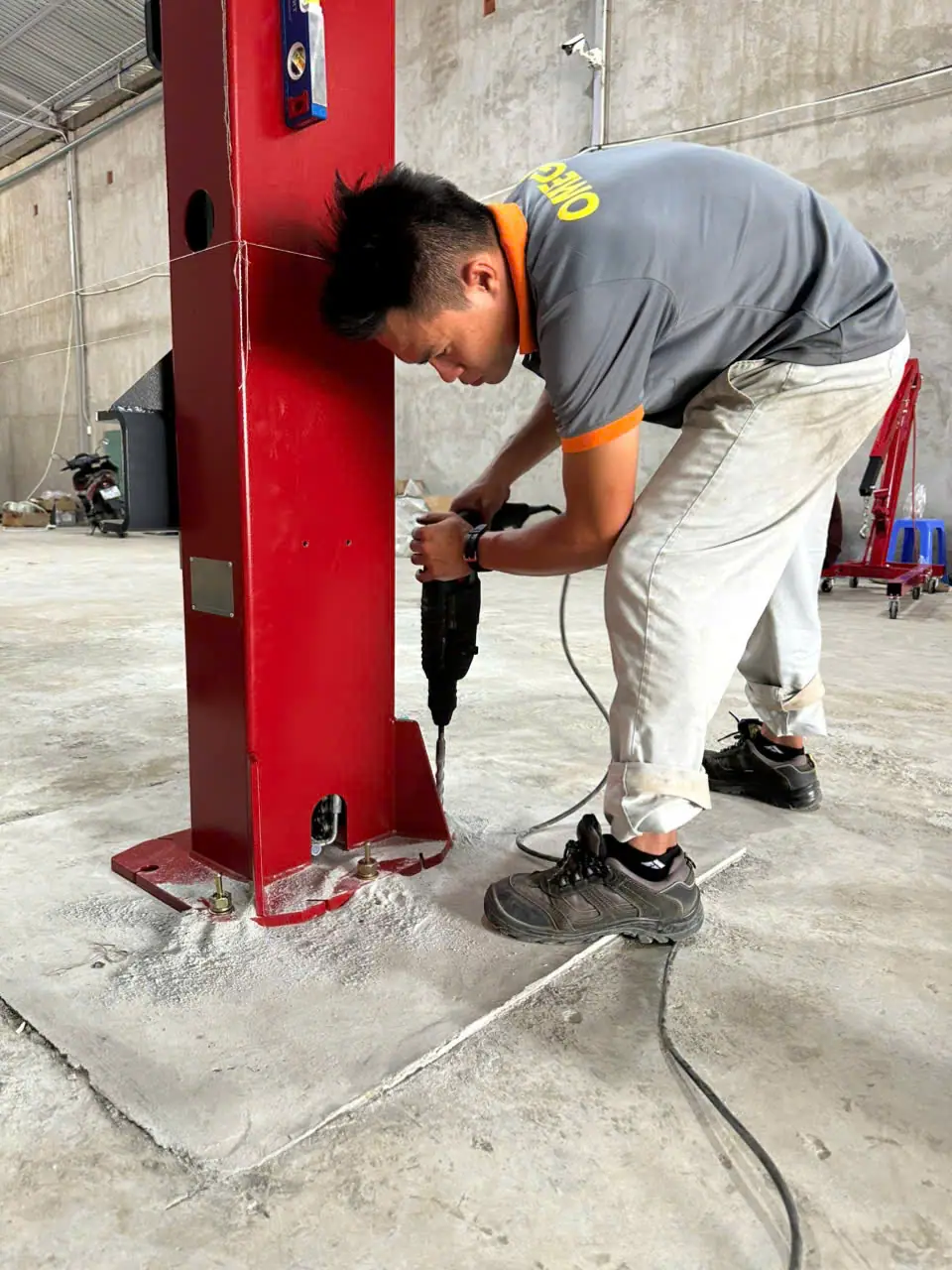 Thi công khoan bắt nở chân trụ cầu nâng SUNTEK