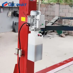 Cận cảnh bộ mô tơ, hộp điện và bình dầu thủy lực của cầu nâng 2 trụ cổng dưới SUNTEK 4000D