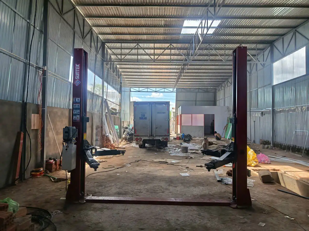 Cầu nâng lắp đặt tại nhà xưởng rộng có xe tải