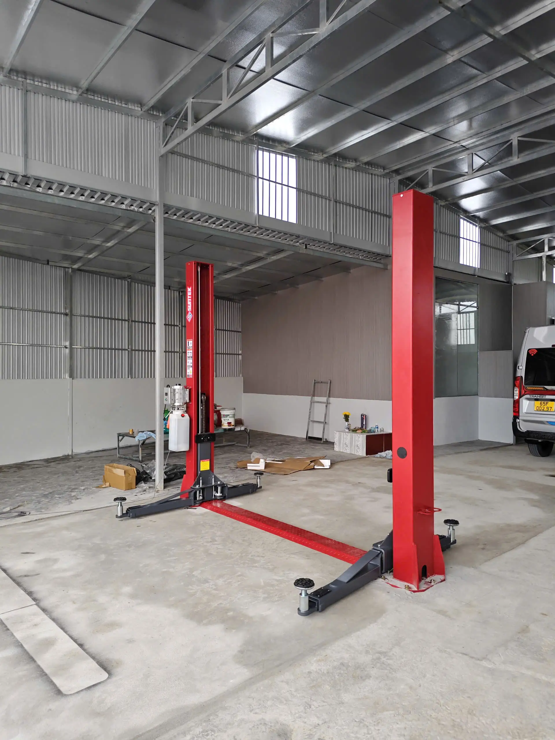 Cẩm Nang Lựa Chọn Cầu Nâng 2 Trụ Từ A-Z Dành Cho Người Mới Mở Gara 15 Lắp đặt máy giằng dưới SUNTEK trong nhà xưởng mới