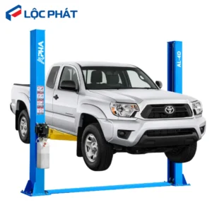 Cầu nâng đang nâng xe bán tải màu trắng