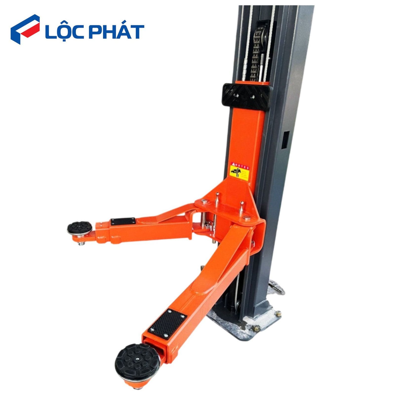 Cận cảnh tay nâng và đệm cao su của cầu nâng 2 trụ cổng trên OMEGA OM-40H-1.