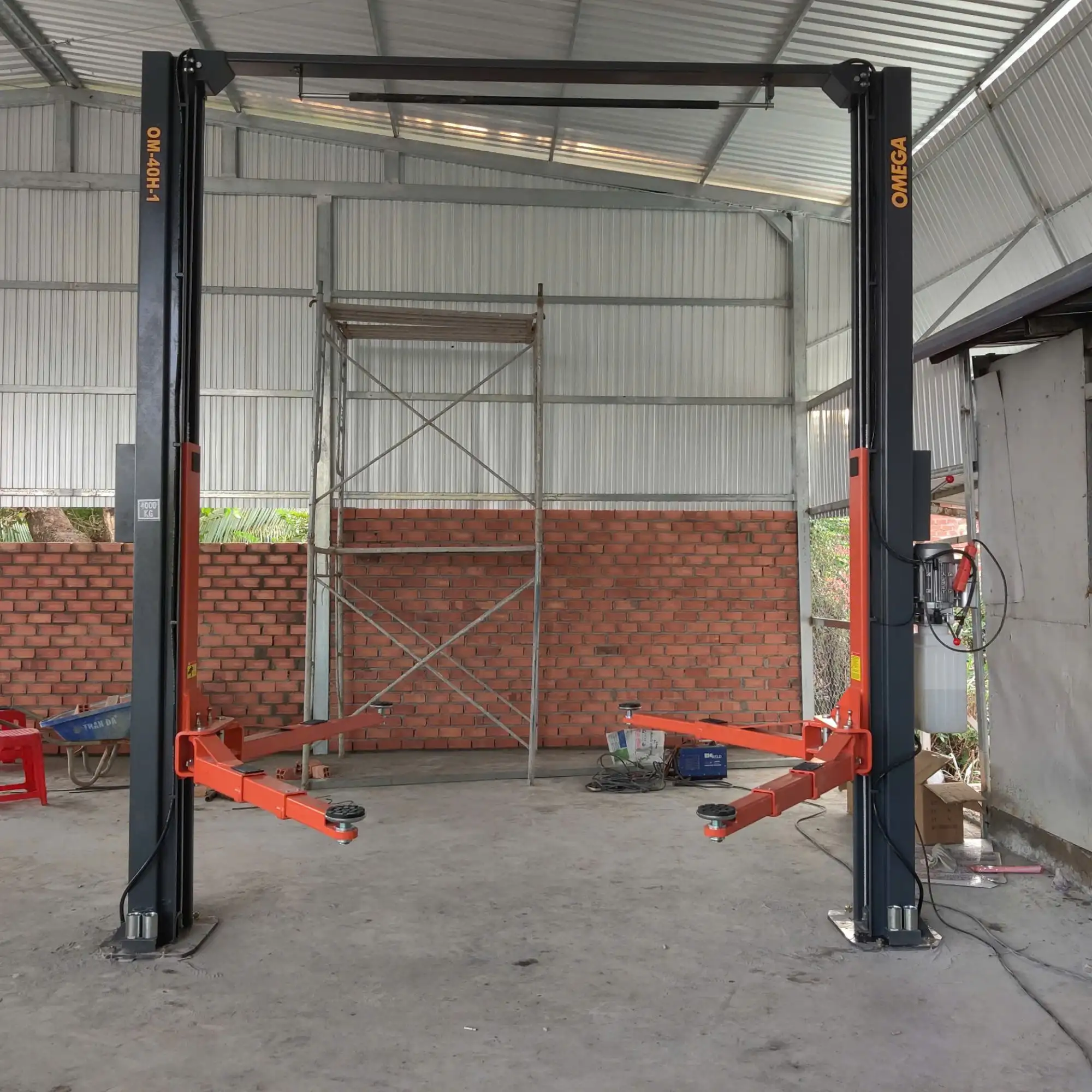 Toàn cảnh lắp đặt cầu nâng 2 trụ cổng trên cao cấp OMEGA OM-40H-1