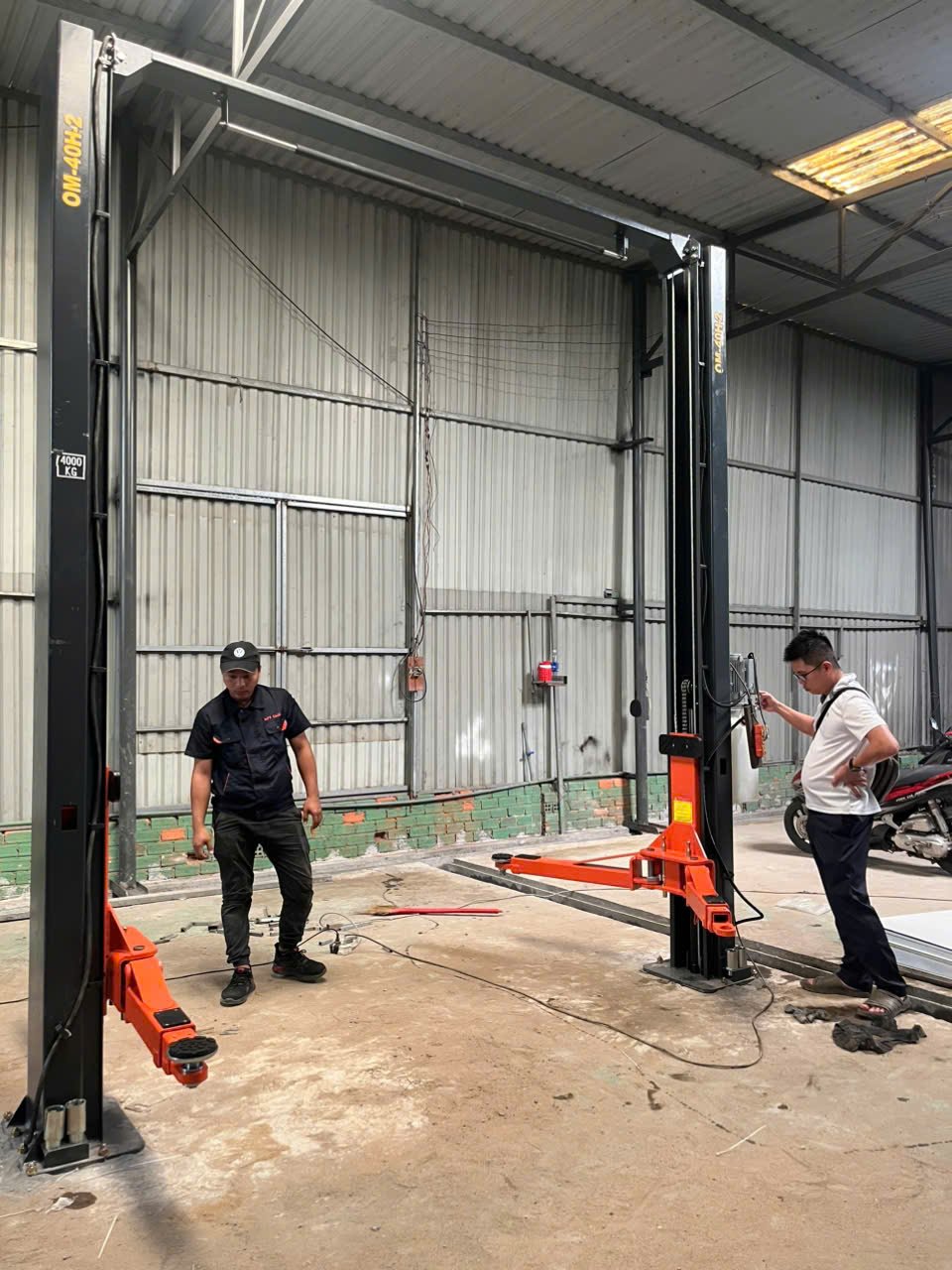 Chi tiết tay nâng 3 khớp nối cầu nâng 2 trụ cổng trên