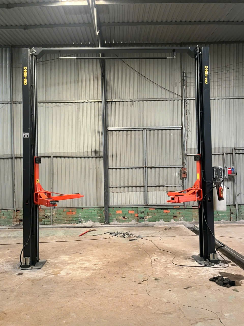 Khóa an toàn giật 2 bên cầu nâng 2 trụ OMEGA