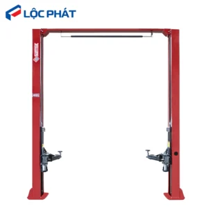 Cầu nâng 2 trụ cổng trên SUNTEK 4000T chụp chính diện, tay nâng hạ ở trạng thái chờ