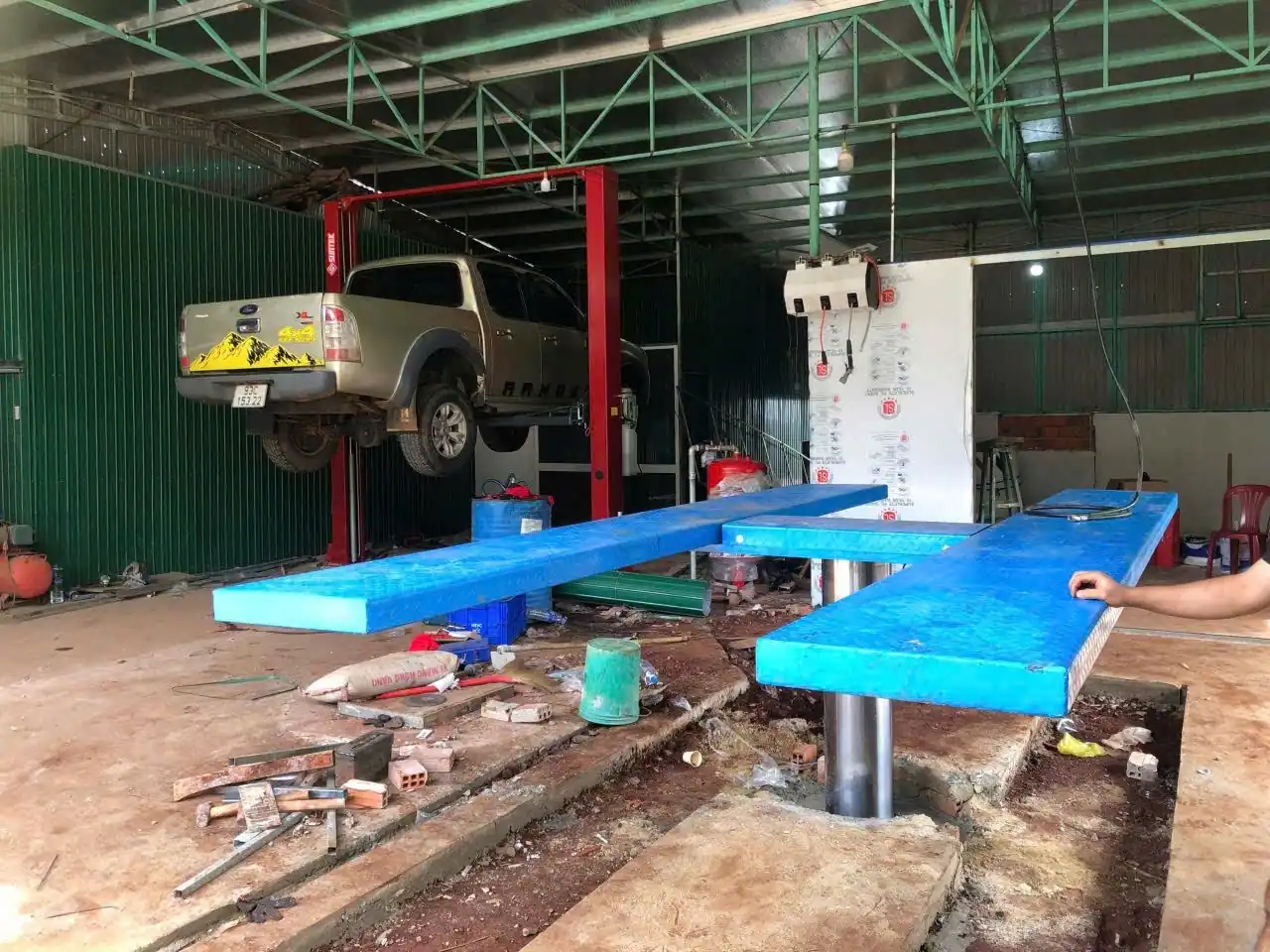 Cẩm Nang Lựa Chọn Cầu Nâng 2 Trụ Từ A-Z Dành Cho Người Mới Mở Gara 17 Máy nâng giằng trên nâng xe bán tải nặng an toàn